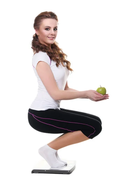 Mujer comiendo dieta sana con escala y manzana para weightlos — Foto de Stock